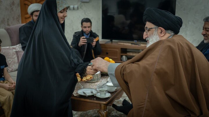 دیدار نماینده ولی فقیه در استان البرز با خانواده‌ معظم پاسدار شهید مصطفی مرآتی