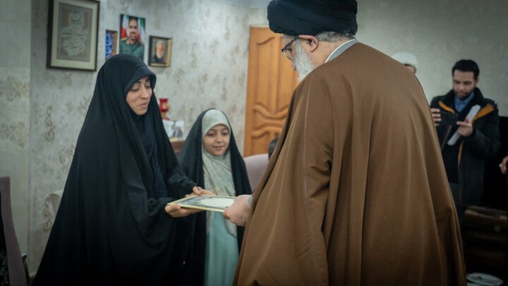 دیدار نماینده ولی فقیه در استان البرز با خانواده‌ معظم پاسدار شهید مصطفی مرآتی