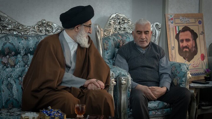 دیدار نماینده ولی فقیه در استان البرز با خانواده‌ شهید اکبر عنایتی