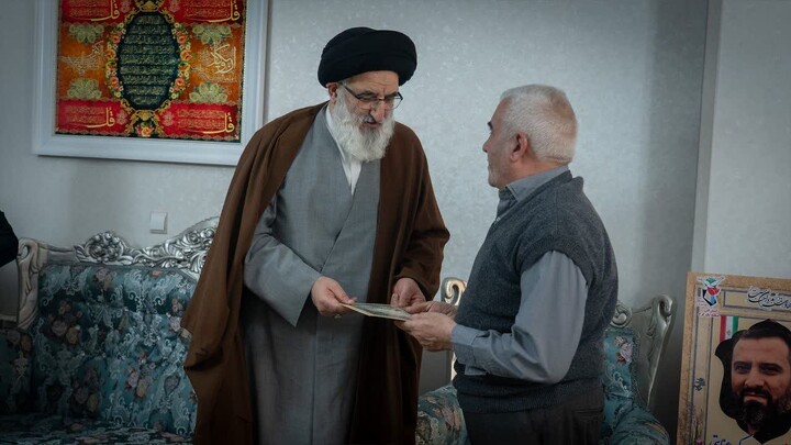 دیدار نماینده ولی فقیه در استان البرز با خانواده‌ شهید اکبر عنایتی