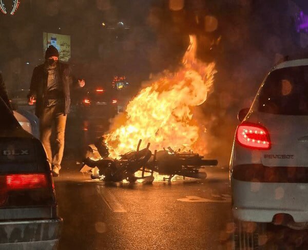 هدیه آیت‌الله علم‌الهدی به پیک‌موتوری مصدوم در اغتشاشات مشهد