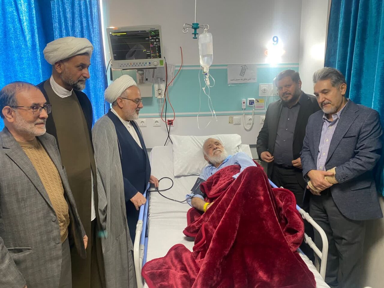 عیادت نمایندگان آیت الله اعرافی از استاد پیشکسوت حوزه + عکس