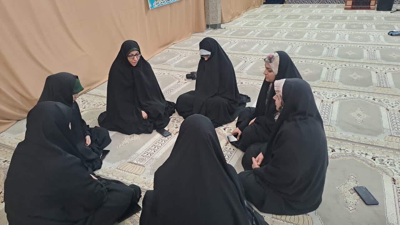 تصاویر/ حضور سفیران زندگی با آیه‌ها در میان معتکفین مسجد امام حسین(ع) خواهران کامیاران