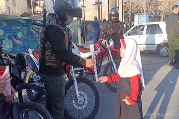 قدردانی دانش‌آموزان کنگاوری از حافظان امنیت؛ پیامی کودکانه با تأثیری بزرگ