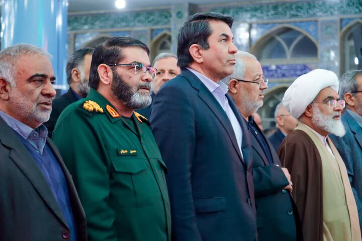 حضور گسترده مردم و مسئولان در اجلاسیه شب پایانی ششمین سالگرد شهادت سپهبد شهید حاج قاسم سلیمانی در مصلی امام علی(ع) کرمان.