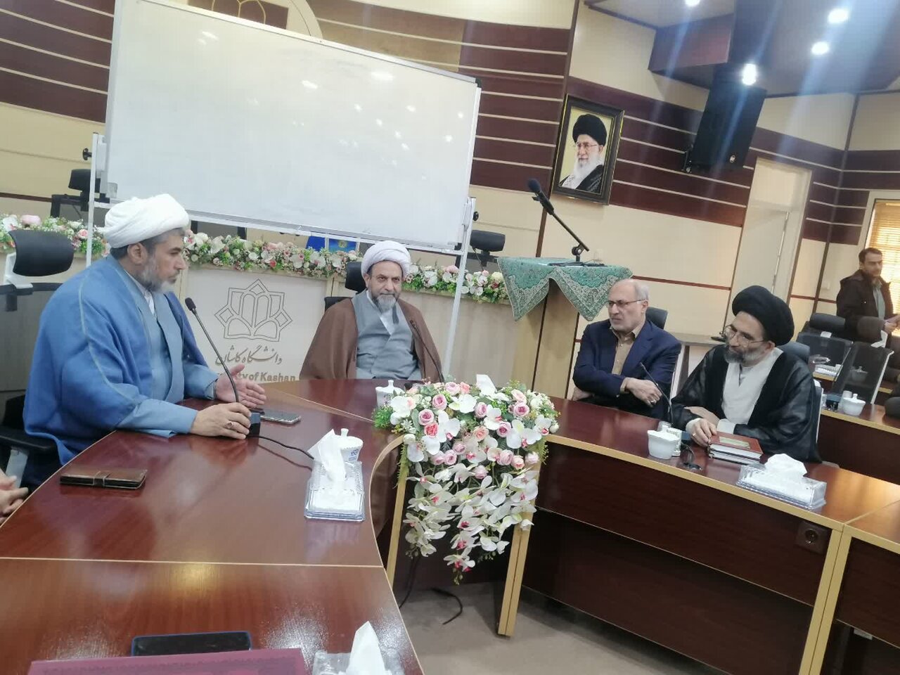 یکی از دستاوردهای آیت‌الله مصباح یزدی تحصیل همزمان در حوزه و دانشگاه بود