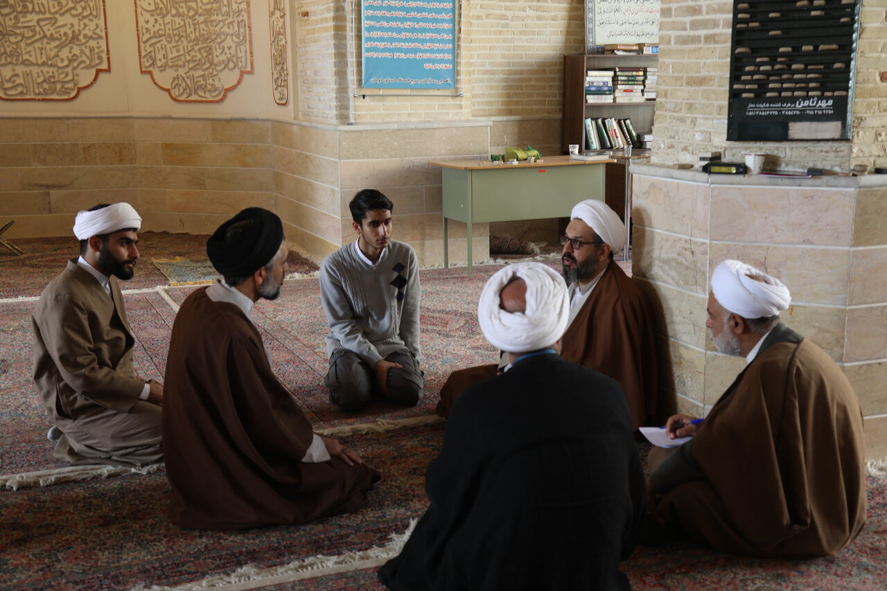 بازدید حجت‌الاسلام افضلی مدیر حوزه علمیه استان کرمان و همراهان از برنامه معنوی طلاب و دانش‌آموزان مدرسه علمیه محمودیه.