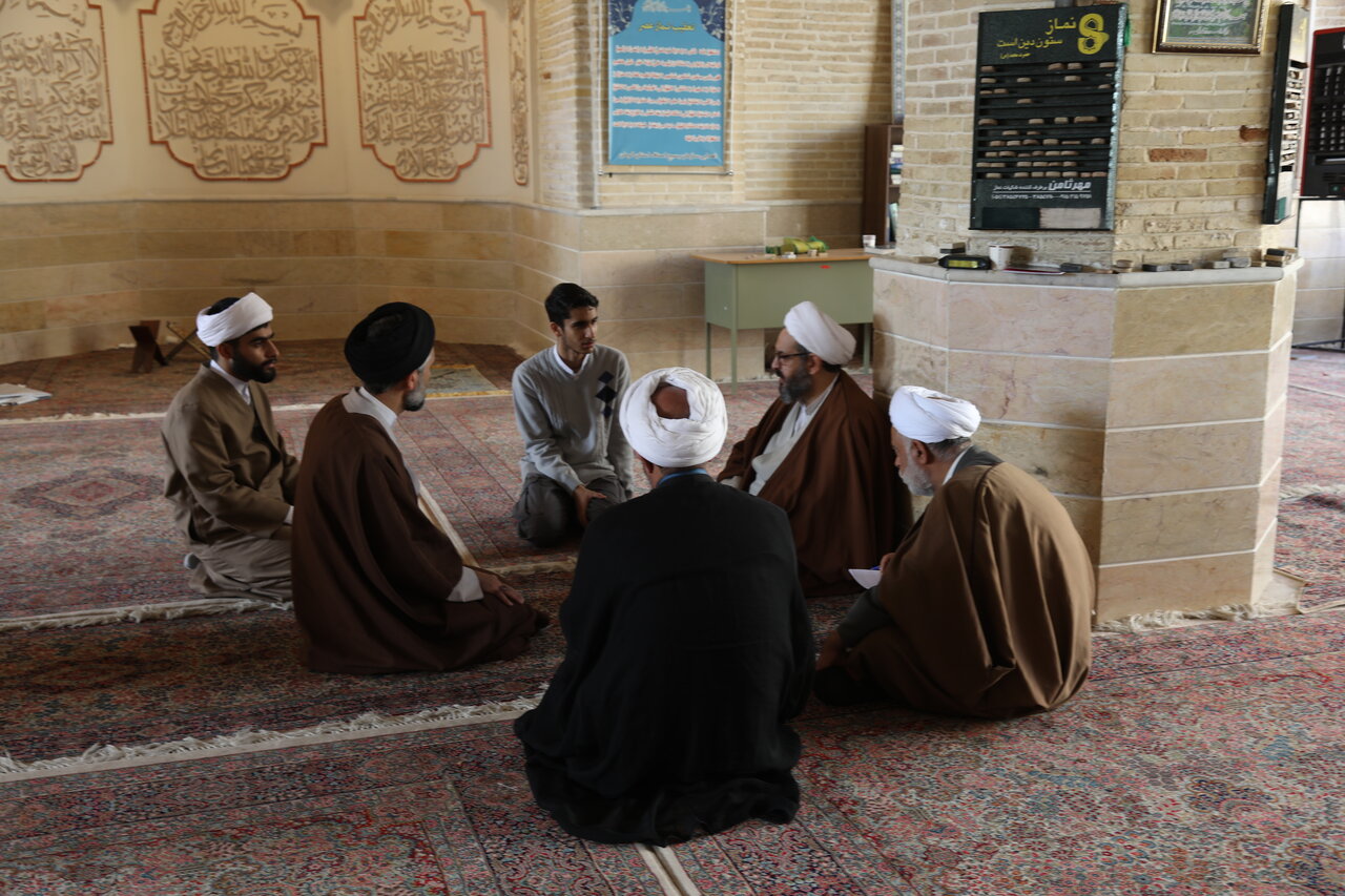 بازدید حجت‌الاسلام افضلی مدیر حوزه علمیه استان کرمان و همراهان از برنامه معنوی طلاب و دانش‌آموزان مدرسه علمیه محمودیه.