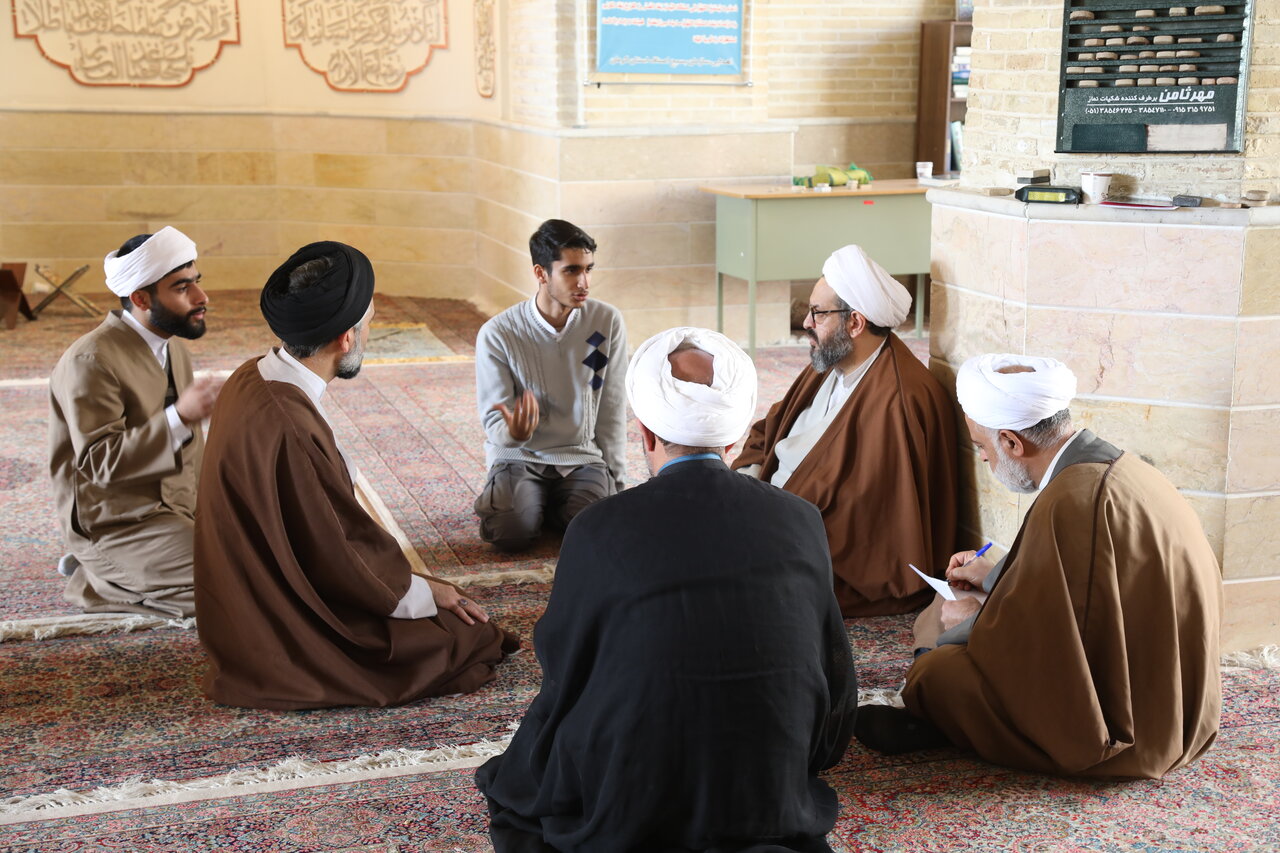 بازدید حجت‌الاسلام افضلی مدیر حوزه علمیه استان کرمان و همراهان از برنامه معنوی طلاب و دانش‌آموزان مدرسه علمیه محمودیه.