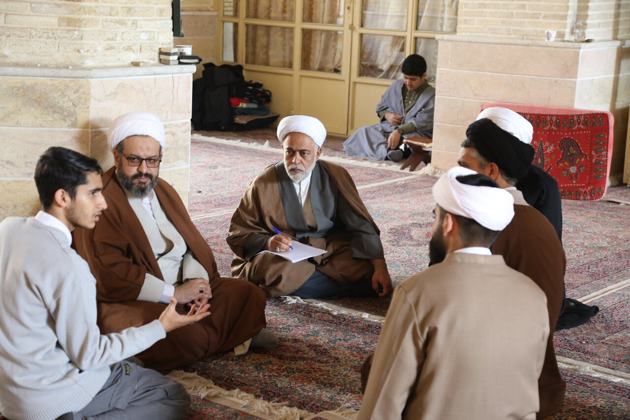 بازدید مدیر حوزه علمیه استان کرمان از طلاب و دانش‌آموزان مدرسه محمودیه+عکس