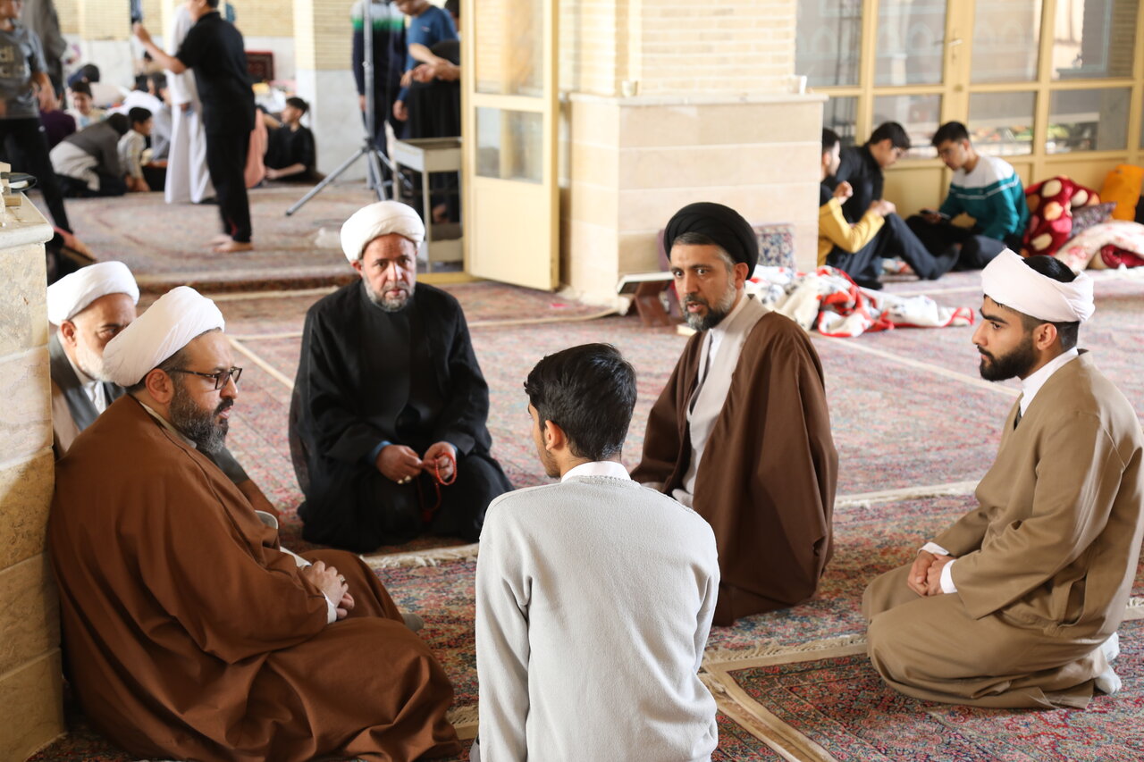 بازدید حجت‌الاسلام افضلی مدیر حوزه علمیه استان کرمان و همراهان از برنامه معنوی طلاب و دانش‌آموزان مدرسه علمیه محمودیه.