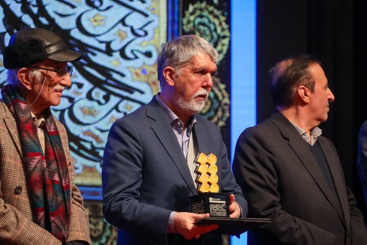 تصاویر / اختتامیه هشتمین دوسالانه ملی خوشنویسی ایران با حضور وزیر فرهنگ وارشاد اسلامی وامام جمعه قزوین