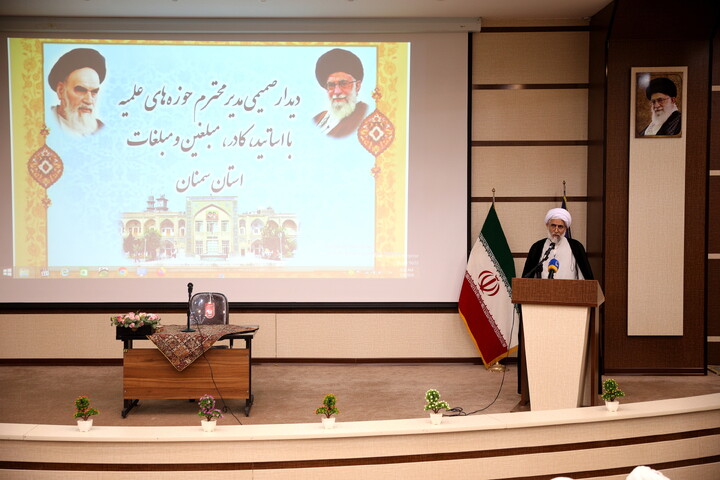 تصاویر/دیدار با اساتید و کادر مدارس علمیه و مبلغین و مبلغات و عمامه گذاری