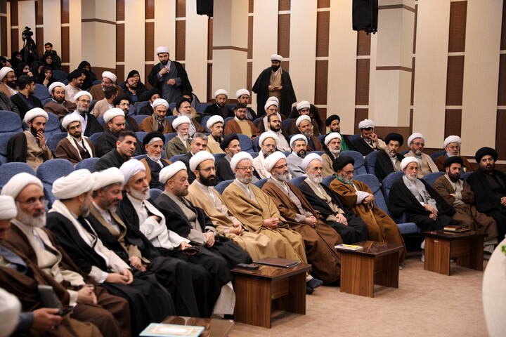 تصاویر/دیدار با اساتید و کادر مدارس علمیه و مبلغین و مبلغات و عمامه گذاری