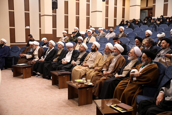 تصاویر/دیدار با اساتید و کادر مدارس علمیه و مبلغین و مبلغات و عمامه گذاری