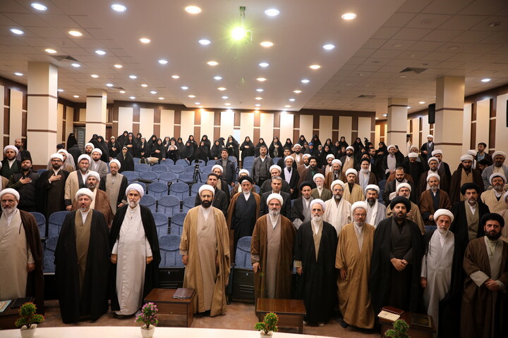 تصاویر/دیدار با اساتید و کادر مدارس علمیه و مبلغین و مبلغات و عمامه گذاری