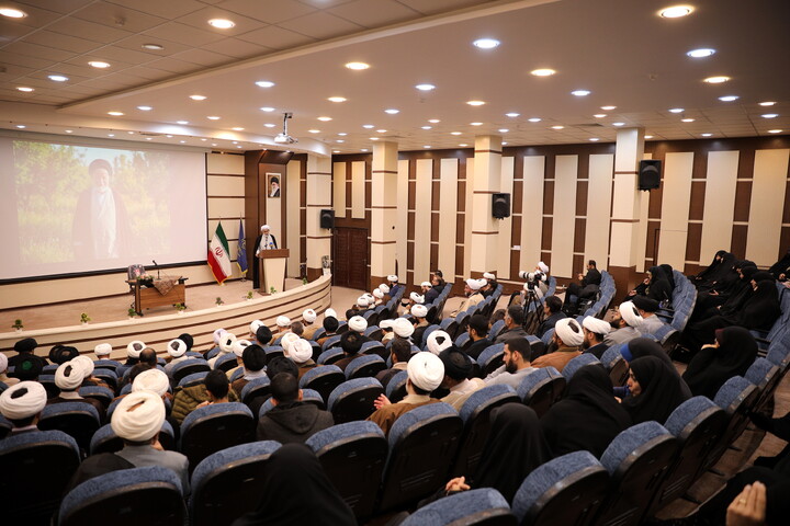 تصاویر/دیدار با اساتید و کادر مدارس علمیه و مبلغین و مبلغات و عمامه گذاری