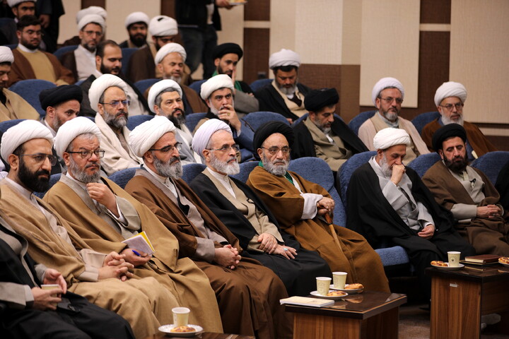 تصاویر/دیدار با اساتید و کادر مدارس علمیه و مبلغین و مبلغات و عمامه گذاری