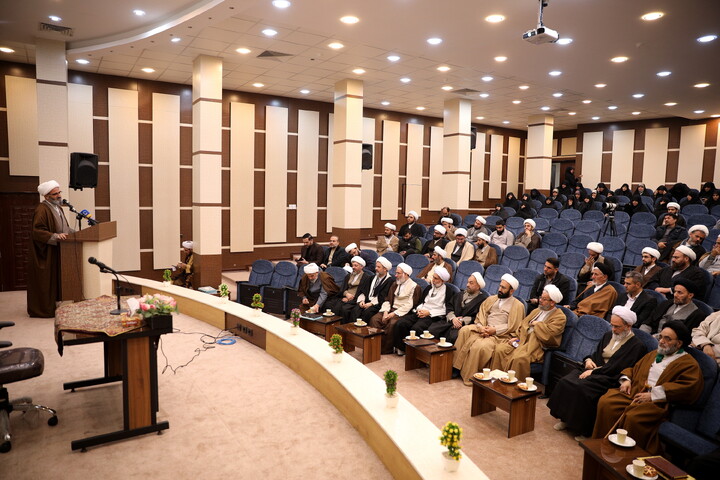 تصاویر/دیدار با اساتید و کادر مدارس علمیه و مبلغین و مبلغات و عمامه گذاری