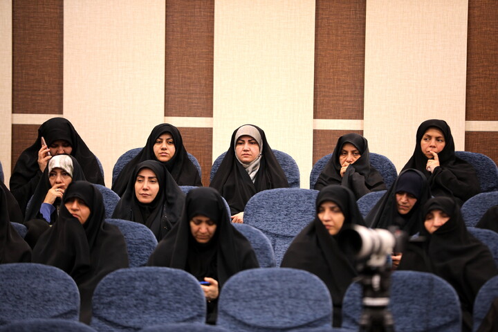 تصاویر/دیدار با اساتید و کادر مدارس علمیه و مبلغین و مبلغات و عمامه گذاری