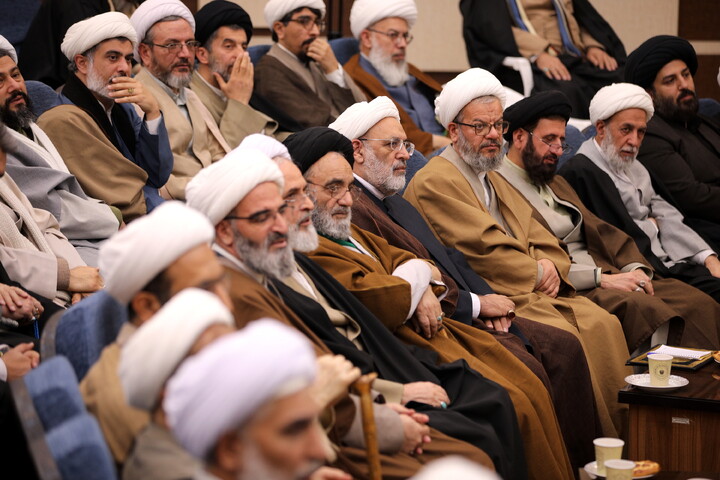 تصاویر/دیدار با اساتید و کادر مدارس علمیه و مبلغین و مبلغات و عمامه گذاری