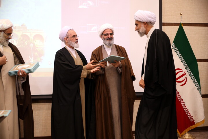 تصاویر/دیدار با اساتید و کادر مدارس علمیه و مبلغین و مبلغات و عمامه گذاری