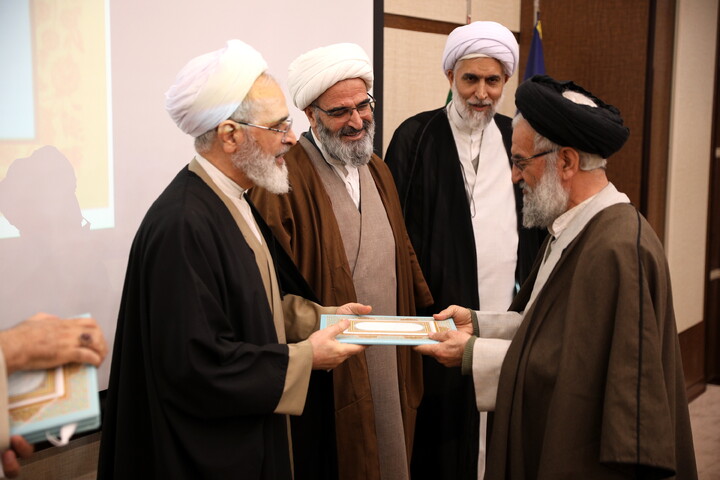 تصاویر/دیدار با اساتید و کادر مدارس علمیه و مبلغین و مبلغات و عمامه گذاری