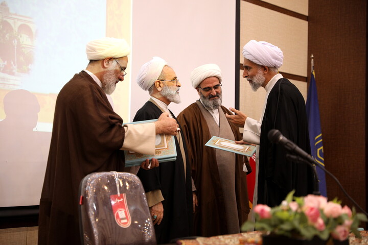 تصاویر/دیدار با اساتید و کادر مدارس علمیه و مبلغین و مبلغات و عمامه گذاری