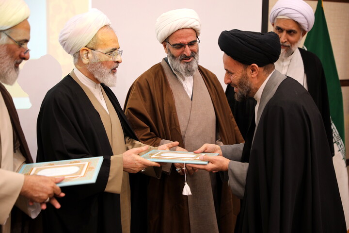 تصاویر/دیدار با اساتید و کادر مدارس علمیه و مبلغین و مبلغات و عمامه گذاری