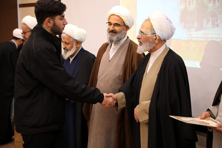 تصاویر/دیدار با اساتید و کادر مدارس علمیه و مبلغین و مبلغات و عمامه گذاری