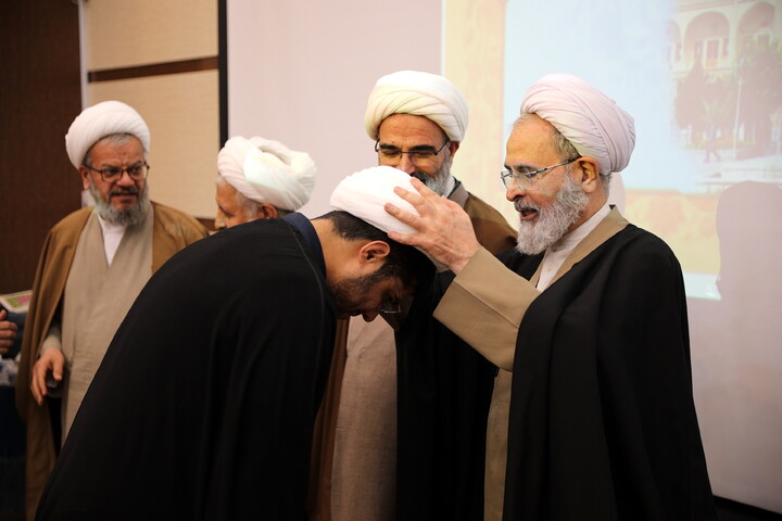 تصاویر/دیدار با اساتید و کادر مدارس علمیه و مبلغین و مبلغات و عمامه گذاری