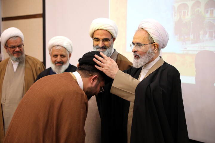 تصاویر/دیدار با اساتید و کادر مدارس علمیه و مبلغین و مبلغات و عمامه گذاری