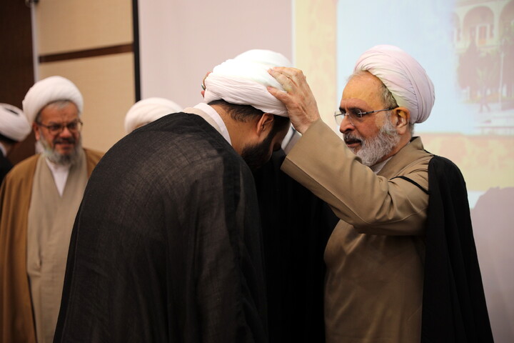 تصاویر/دیدار با اساتید و کادر مدارس علمیه و مبلغین و مبلغات و عمامه گذاری