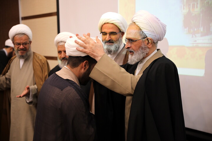 تصاویر/دیدار با اساتید و کادر مدارس علمیه و مبلغین و مبلغات و عمامه گذاری