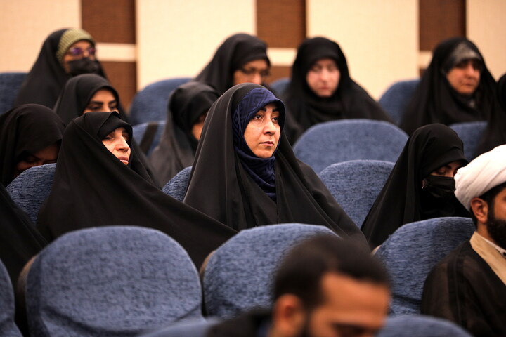 تصاویر/دیدار با اساتید و کادر مدارس علمیه و مبلغین و مبلغات و عمامه گذاری