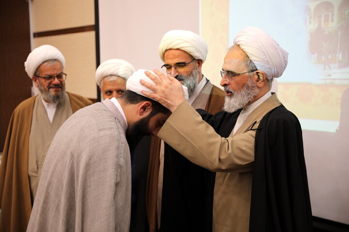 تصاویر/دیدار با اساتید و کادر مدارس علمیه و مبلغین و مبلغات و عمامه گذاری