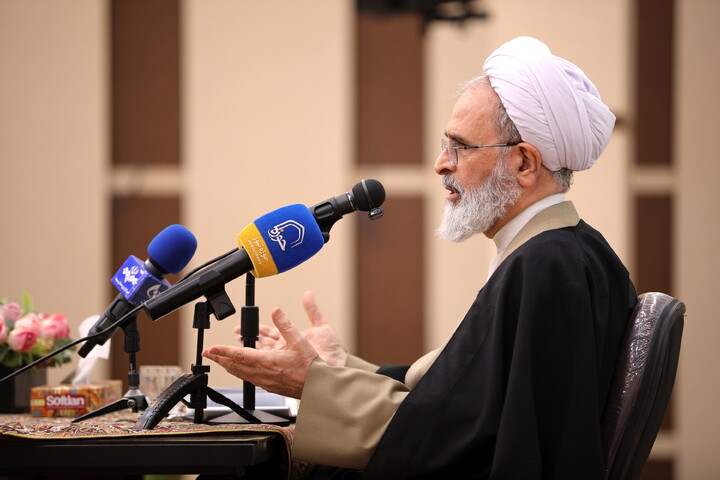 تصاویر/دیدار با اساتید و کادر مدارس علمیه و مبلغین و مبلغات و عمامه گذاری