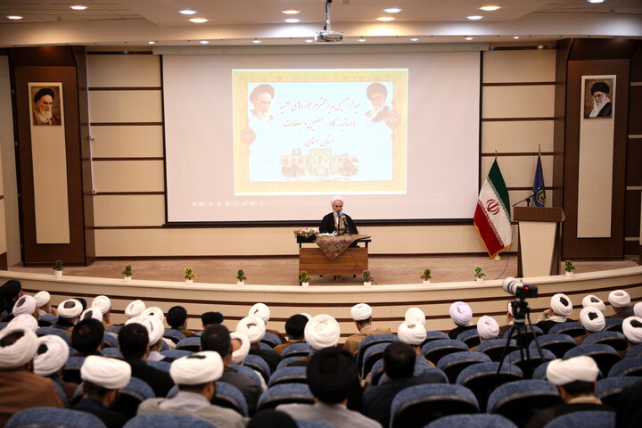 تصاویر/دیدار با اساتید و کادر مدارس علمیه و مبلغین و مبلغات و عمامه گذاری