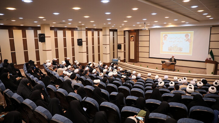 تصاویر/دیدار با اساتید و کادر مدارس علمیه و مبلغین و مبلغات و عمامه گذاری