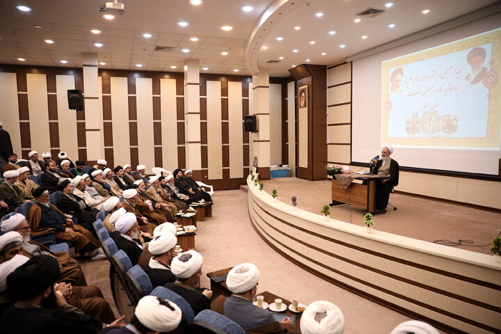 تصاویر/دیدار با اساتید و کادر مدارس علمیه و مبلغین و مبلغات و عمامه گذاری