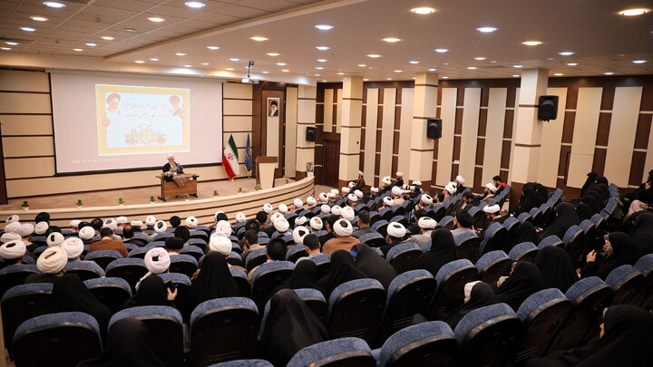 تصاویر/دیدار با اساتید و کادر مدارس علمیه و مبلغین و مبلغات و عمامه گذاری