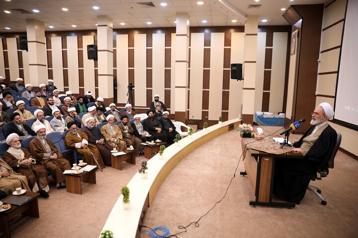 تصاویر/دیدار با اساتید و کادر مدارس علمیه و مبلغین و مبلغات و عمامه گذاری