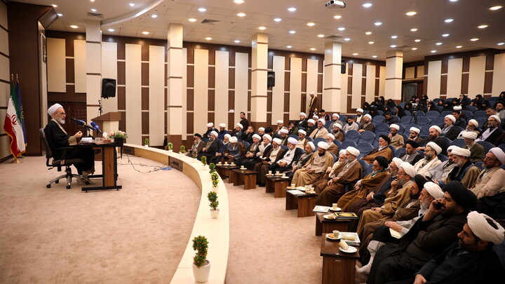 تصاویر/دیدار با اساتید و کادر مدارس علمیه و مبلغین و مبلغات و عمامه گذاری