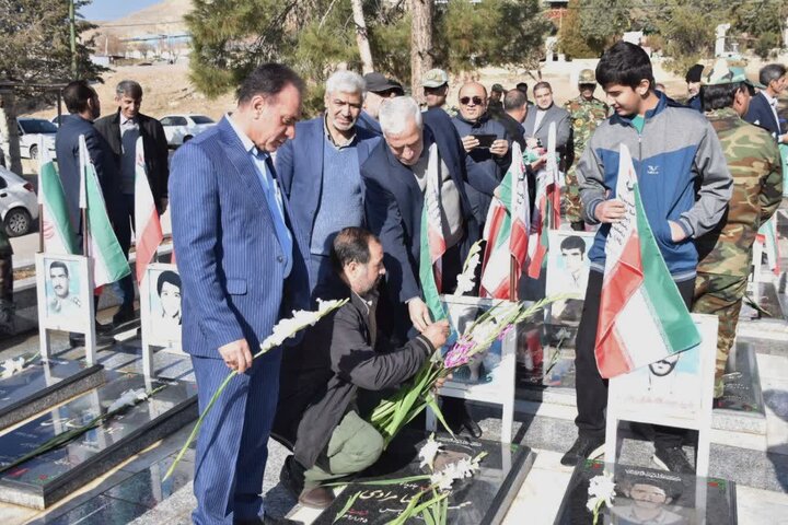 تصاویر/عطر افشانی مزار مطهر شهدای جاویدالاثر شهرستان خرم آباد