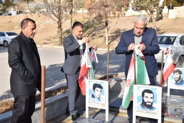 تصاویر/عطر افشانی مزار مطهر شهدای جاویدالاثر شهرستان خرم آباد