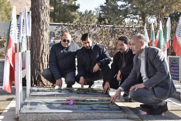 تصاویر/عطر افشانی مزار مطهر شهدای جاویدالاثر شهرستان خرم آباد