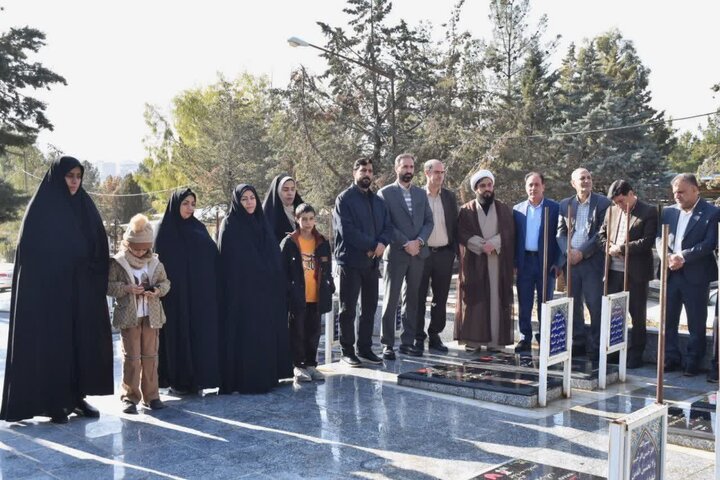 تصاویر/عطر افشانی مزار مطهر شهدای جاویدالاثر شهرستان خرم آباد