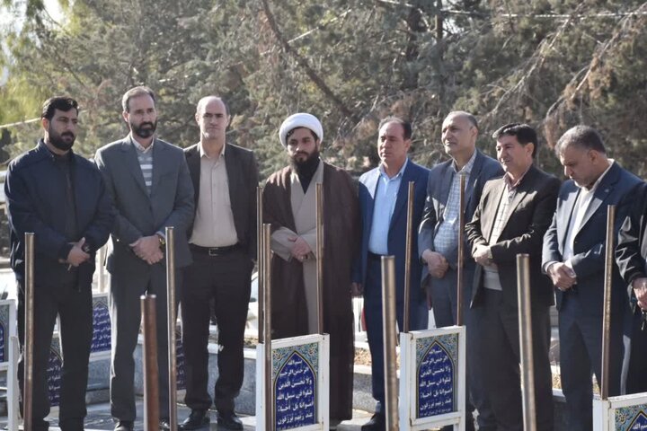 تصاویر/عطر افشانی مزار مطهر شهدای جاویدالاثر شهرستان خرم آباد