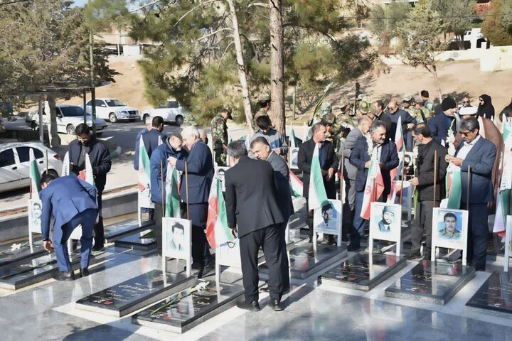 تصاویر/عطر افشانی مزار مطهر شهدای جاویدالاثر شهرستان خرم آباد