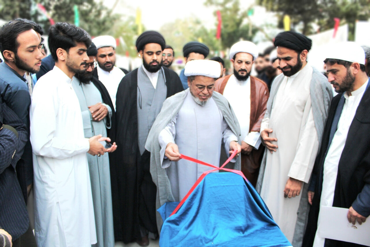 علامہ شبیر میثمی کا جامعۃ المصطفی العالمیہ کراچی کے سالانہ کتب میلہ کا دورہ / کتاب کی رونمائی بھی کی